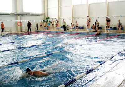 Эстафета по плаванию продолжила месячник оборонно-массовой и спортивной работы в городе Шумерле